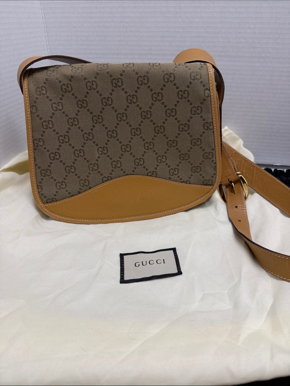 3009Gucci Tan and Mustard Shoulder Bag